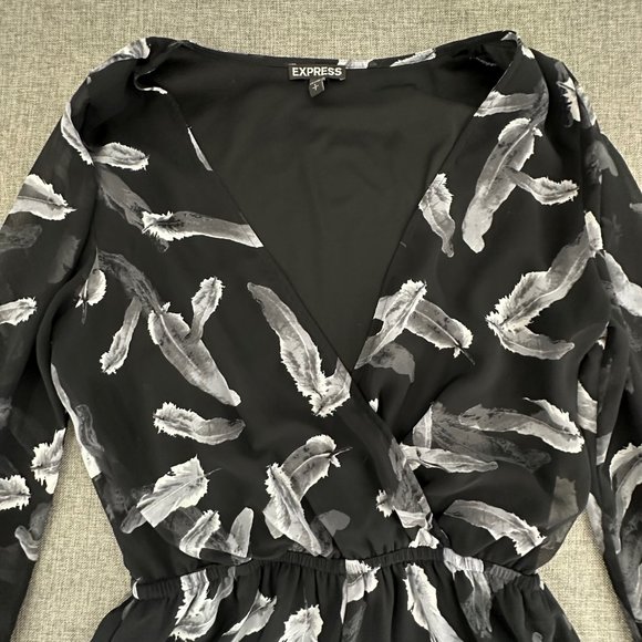 Express Romper Shorts Long Sleeve Feather Print Black & Gray Lined Lightweigt - Picture 2 of 12